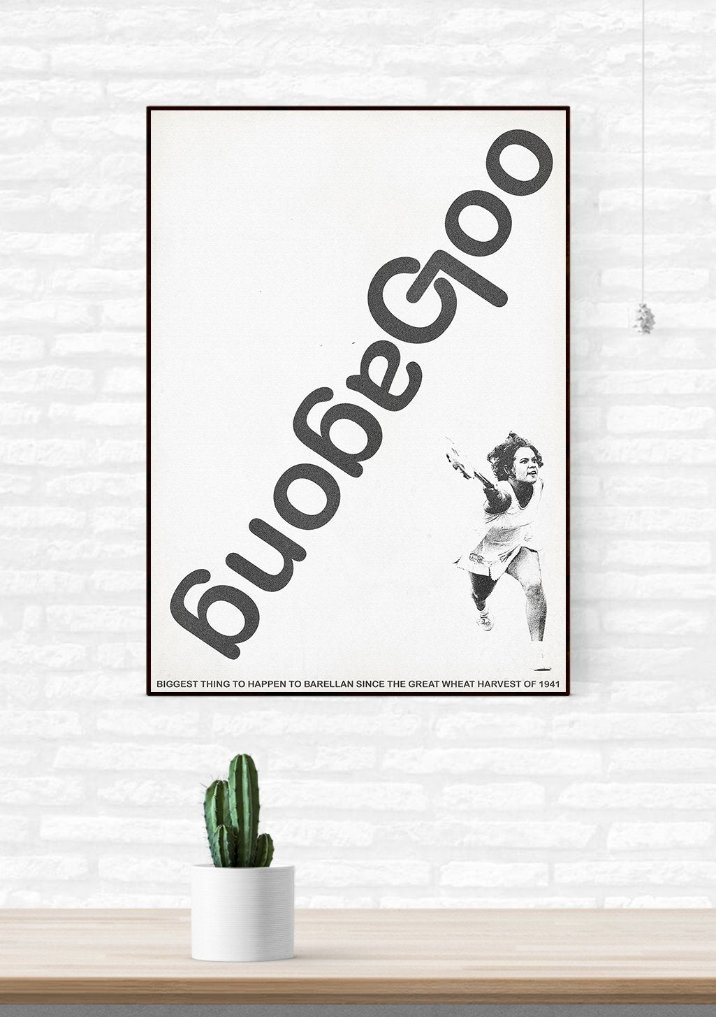 Poster en noir et blanc avec femme et texte stylisé