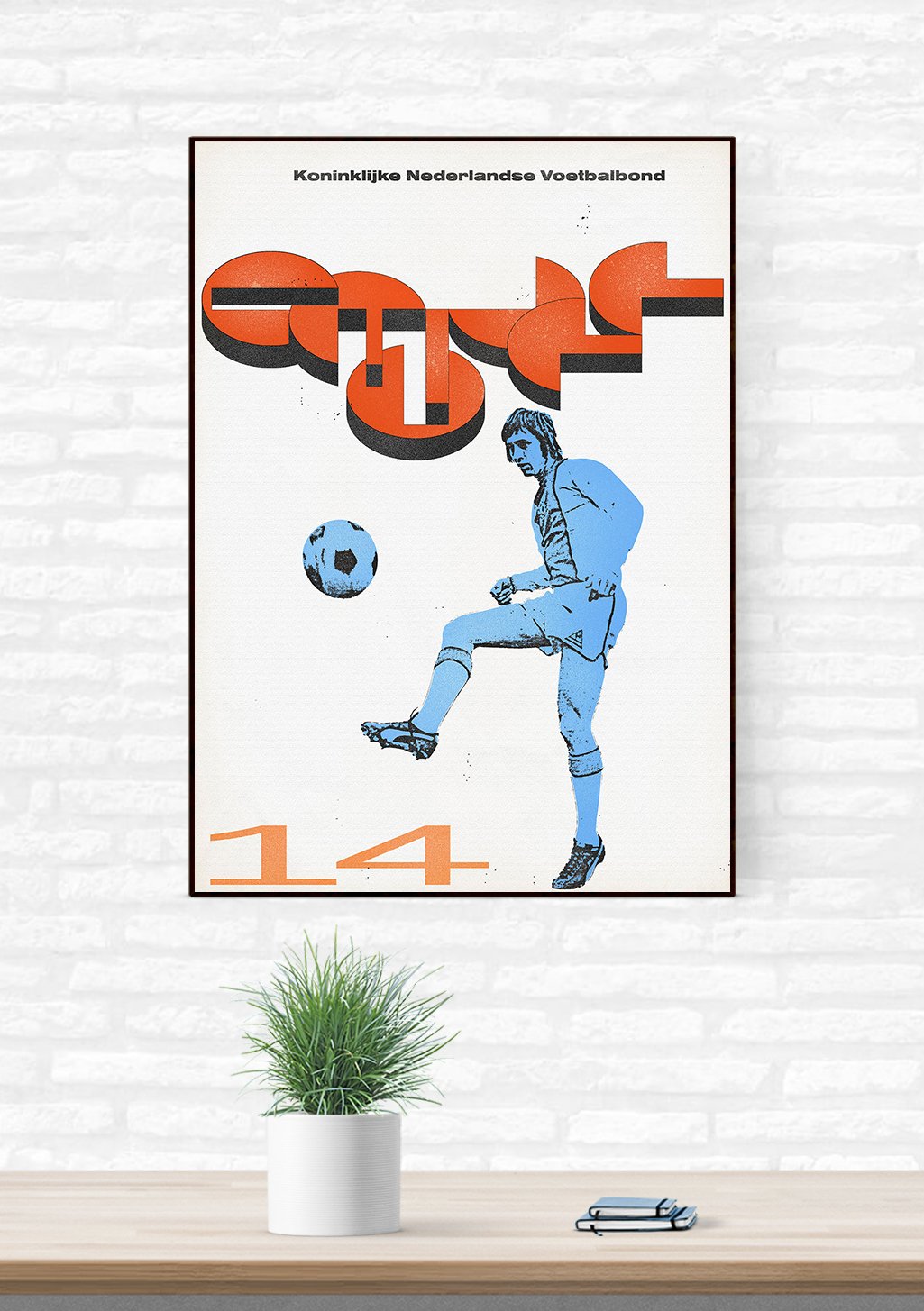 Poster de football orange et bleu, joueur, ballon, texte "Koninklijke Nederlandse Voetbalbond"