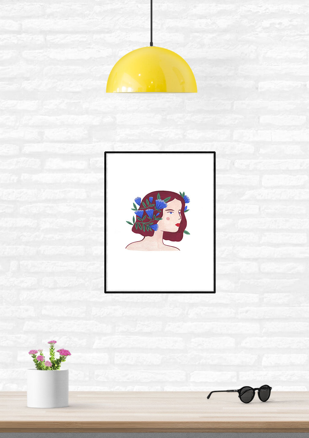 Femme aux cheveux rouges avec couronne de fleurs bleues