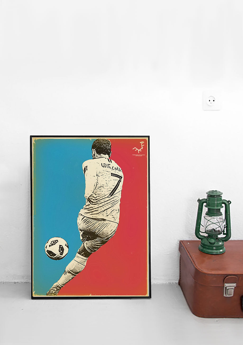 Poster de football, joueur tirant, couleurs vives, cadre noir, mur blanc