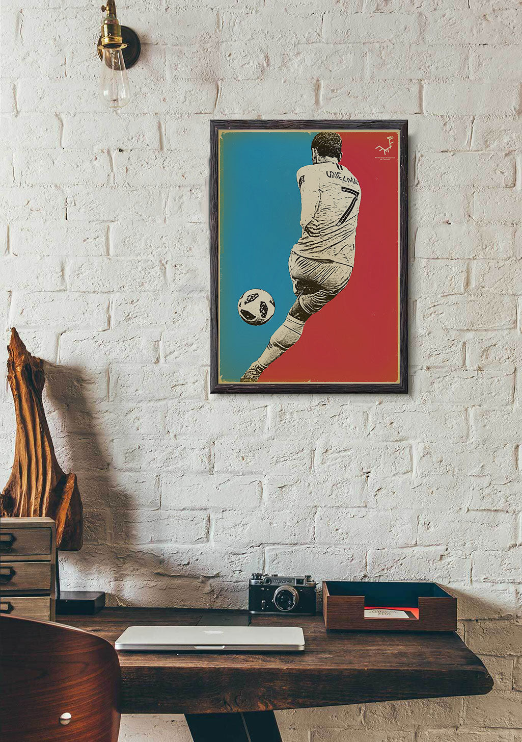 Poster de football, joueur, ballon, couleurs vives, encadré