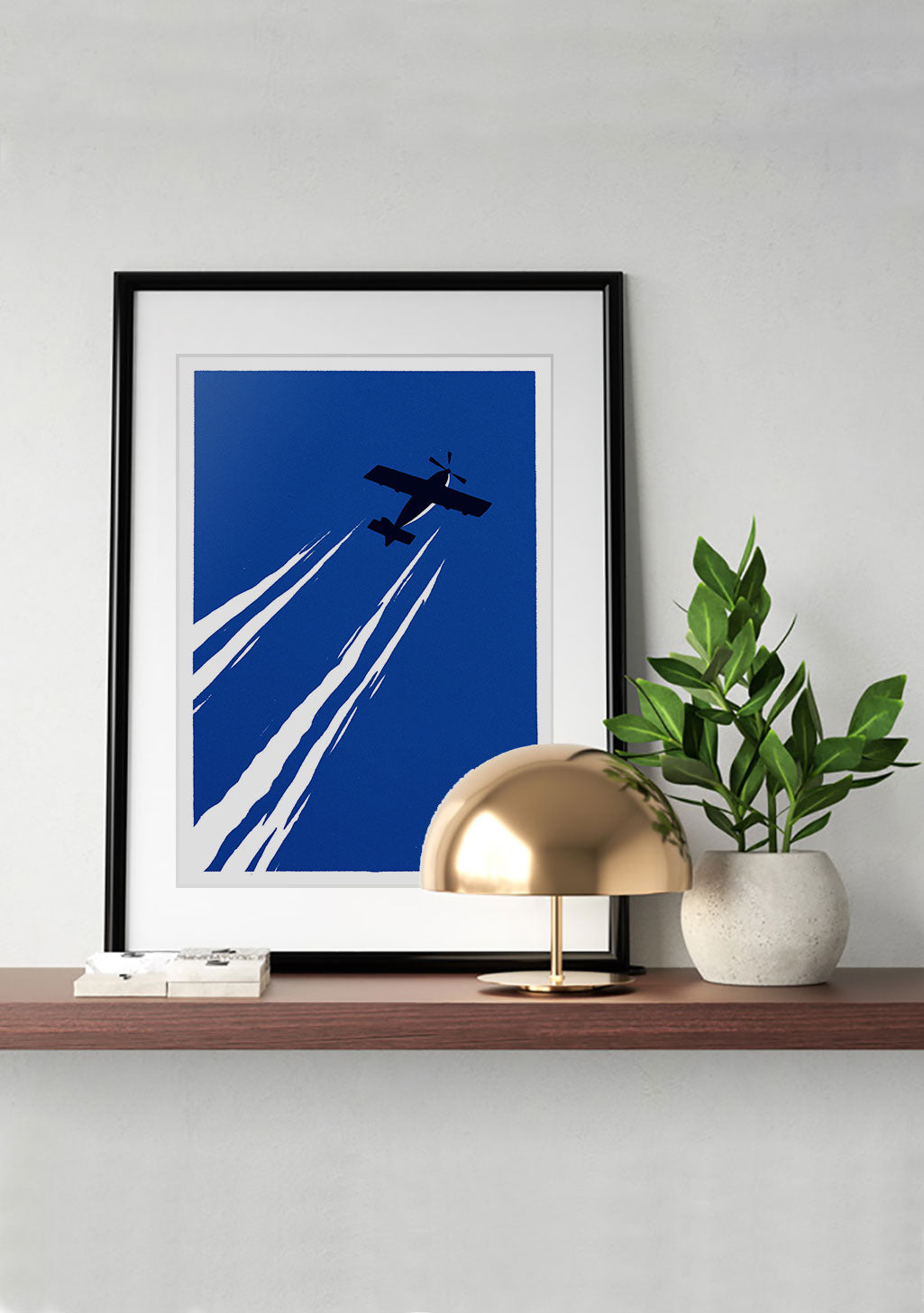 Avion bleu volant dans le ciel