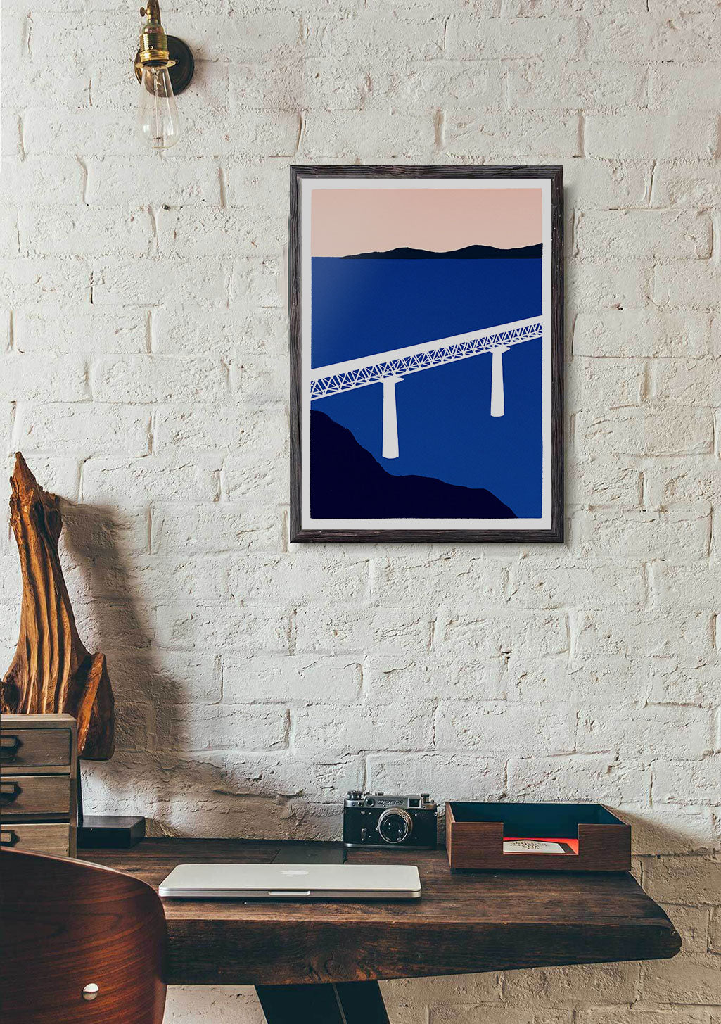 Pont suspendu, couleurs bleu et rose, cadre en bois