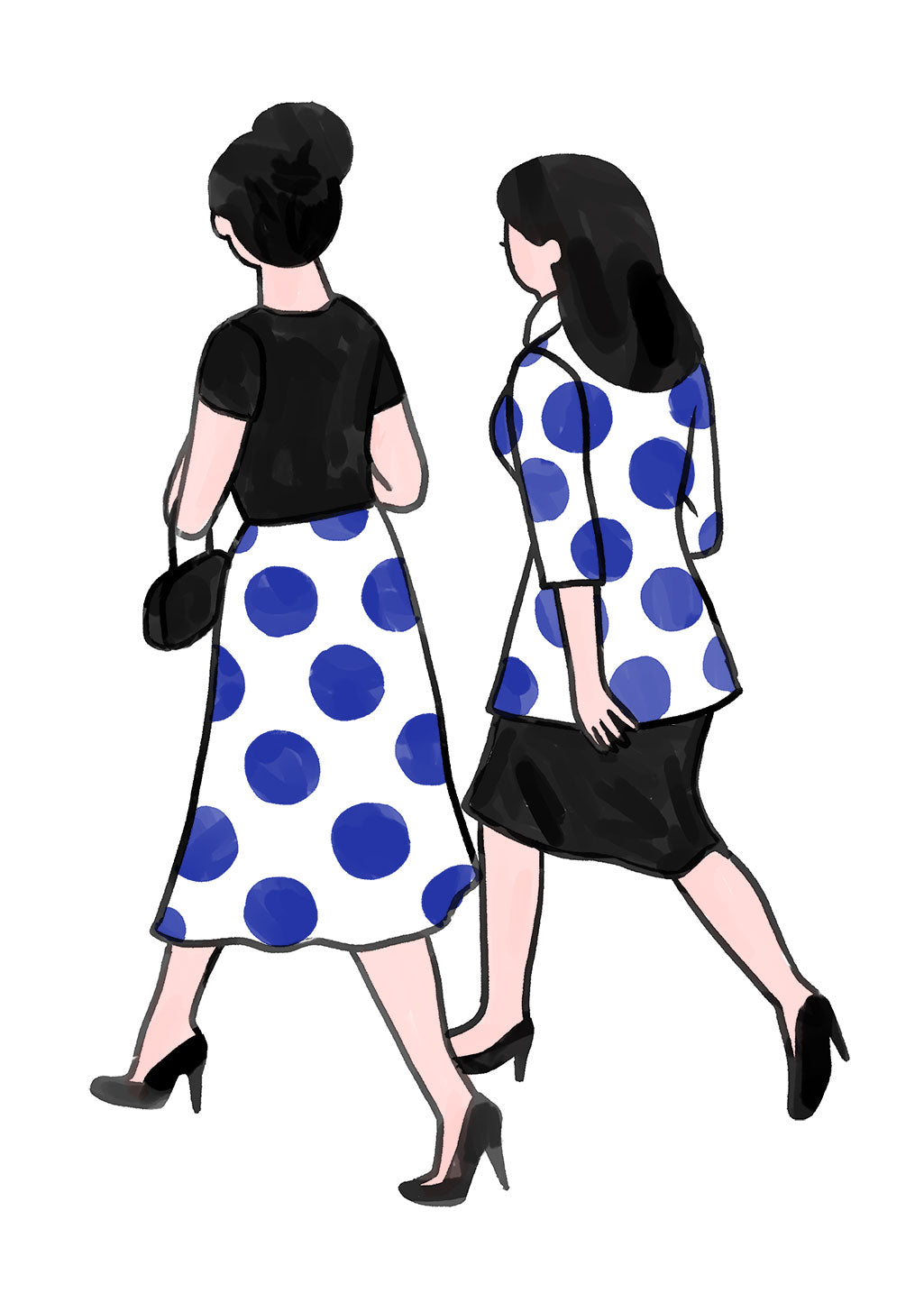 Deux femmes polka-dot marchant ensemble