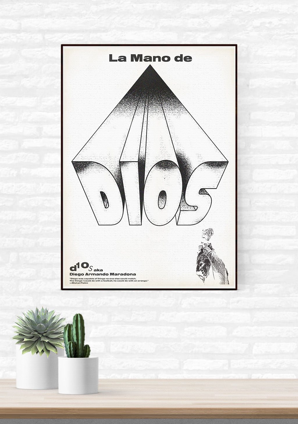 Poster noir et blanc, texte "La Mano de Dios", pyramide, Diego Armando Maradona, football