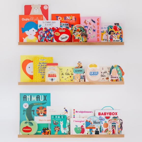 Livres d'enfants colorés sur étagères