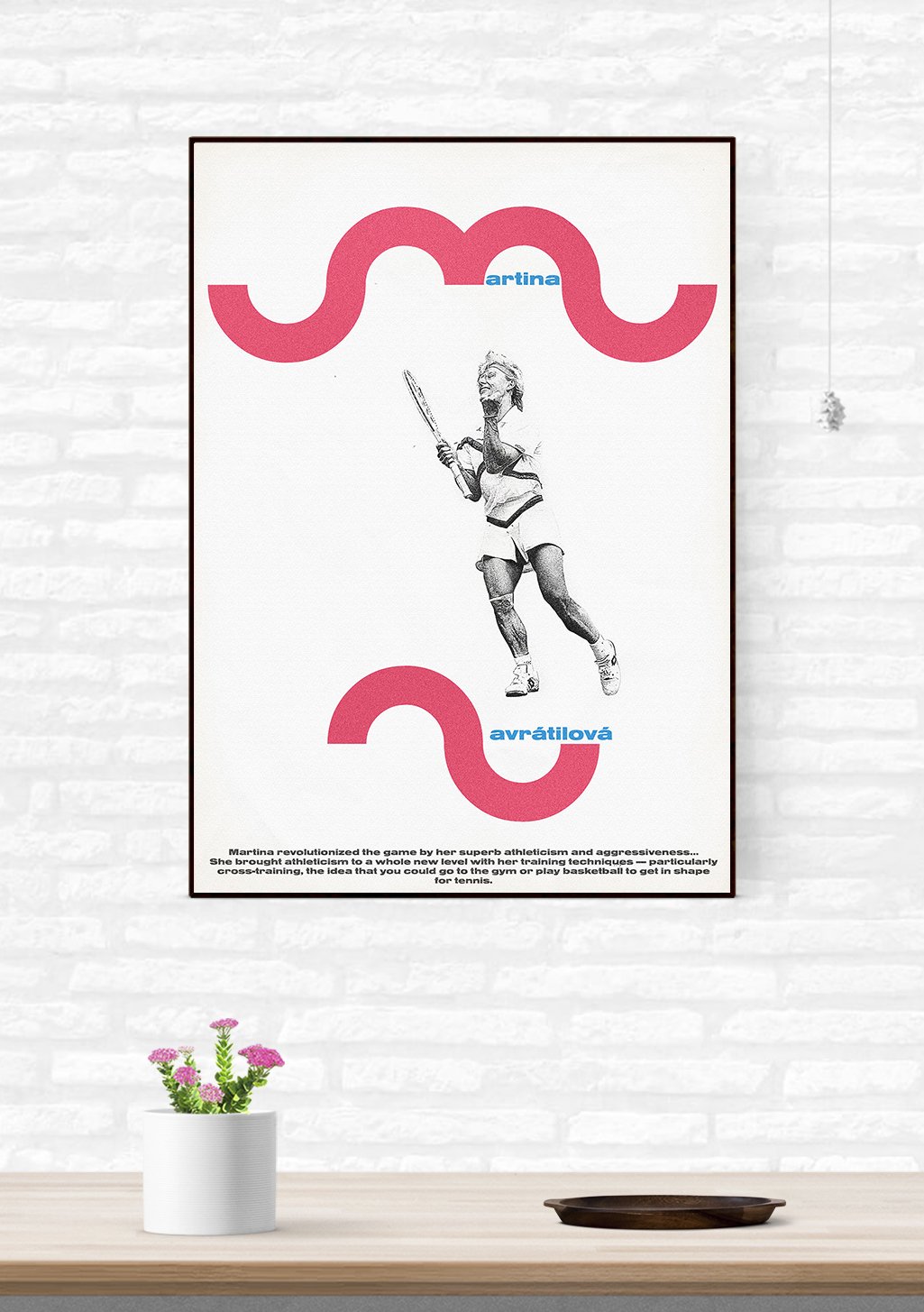 Femme jouant au tennis, texte, logo rose, mur blanc, plante, cadre
