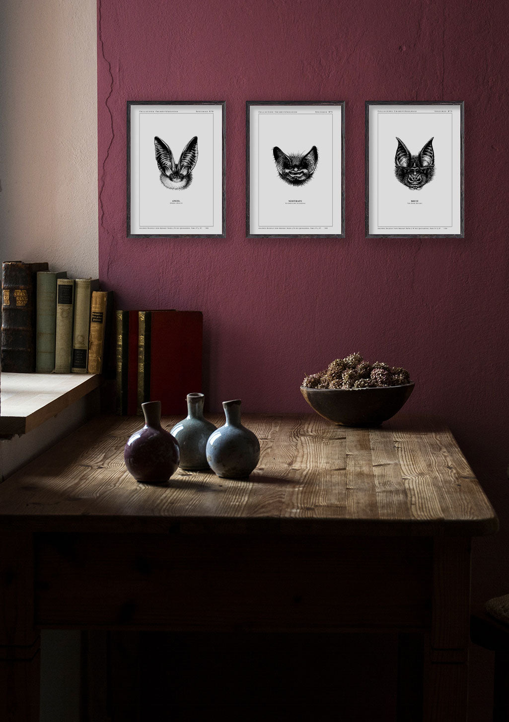 Trio de chats encadrés, expressions faciales diverses, mur violet