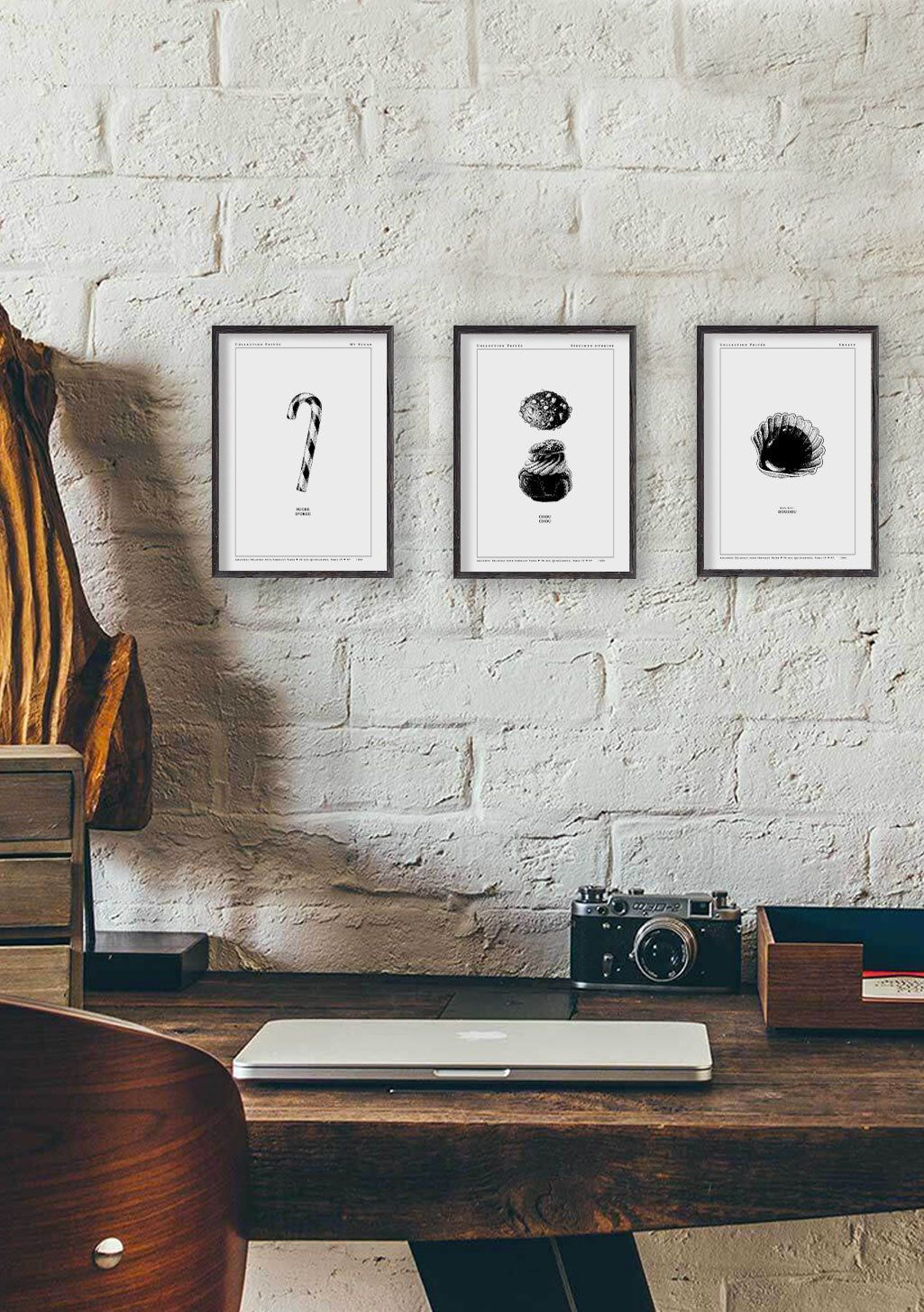 Poster avec des illustrations de bonbons, murs en briques blanches, bureau en bois
