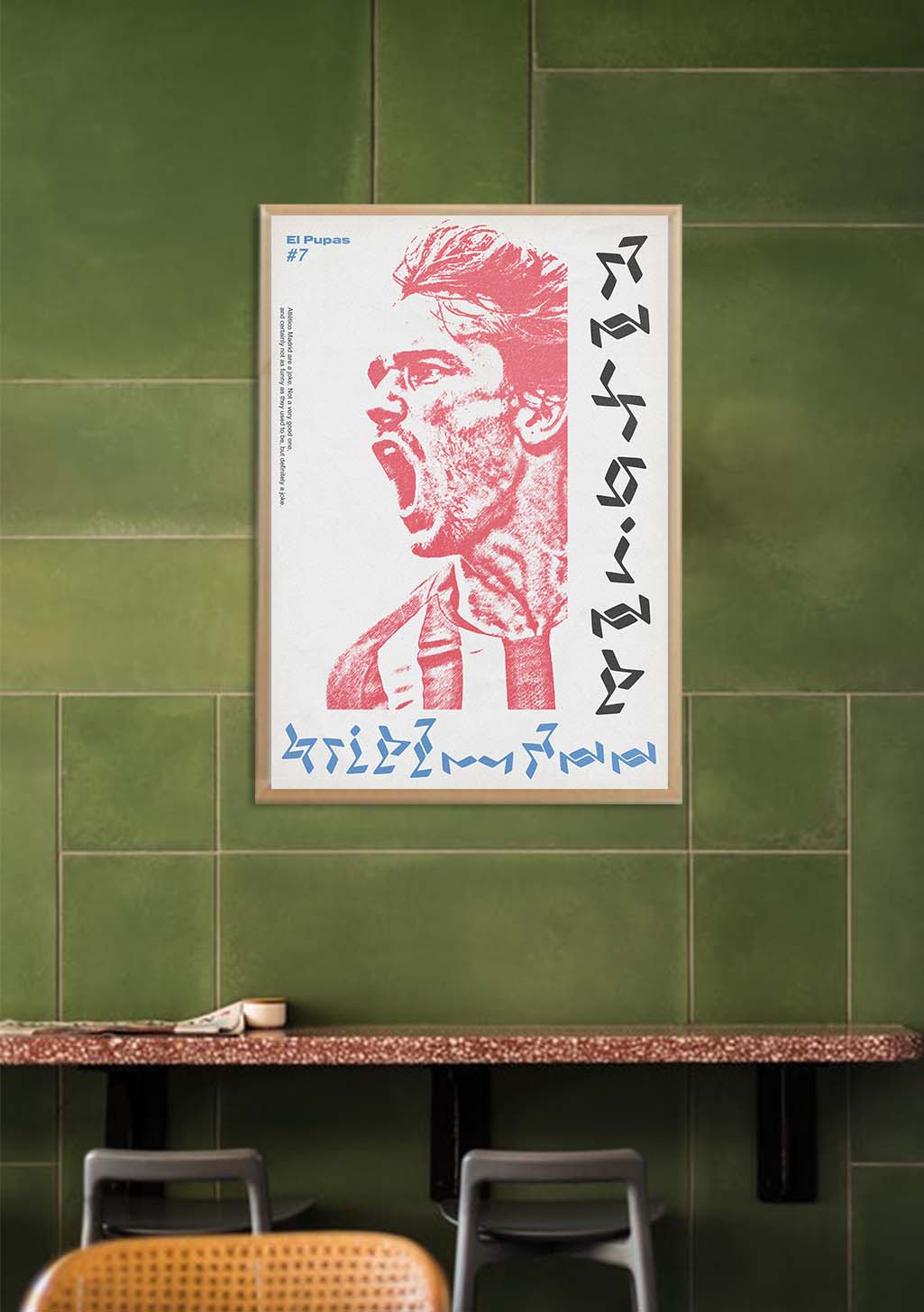 Affiche rouge et blanche, visage, texte stylisé, mur vert, cadre, design graphique