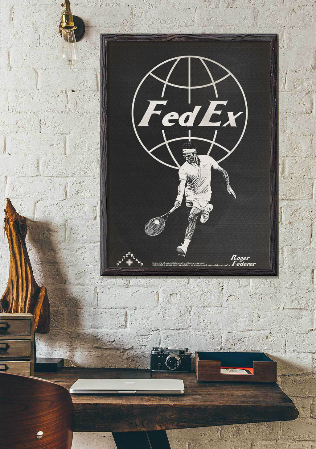 Poster FedEx avec joueur de tennis, cadre noir, mur de briques