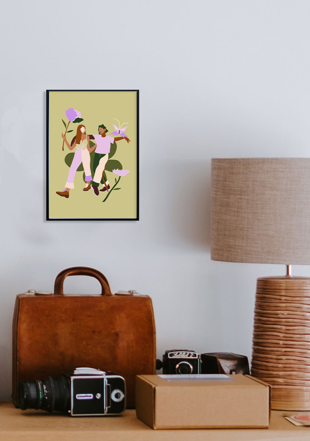 Couple tenant des fleurs, illustration stylisée, fond jaune