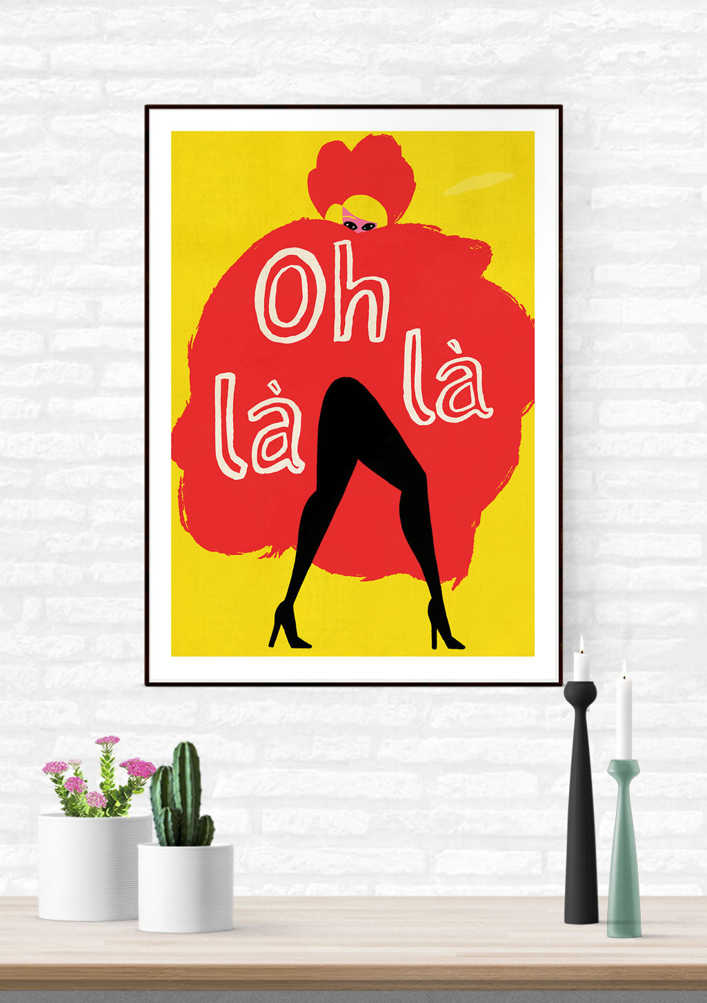 Femme stylisée, texte "Oh lala", rouge, jaune, jambes croisées