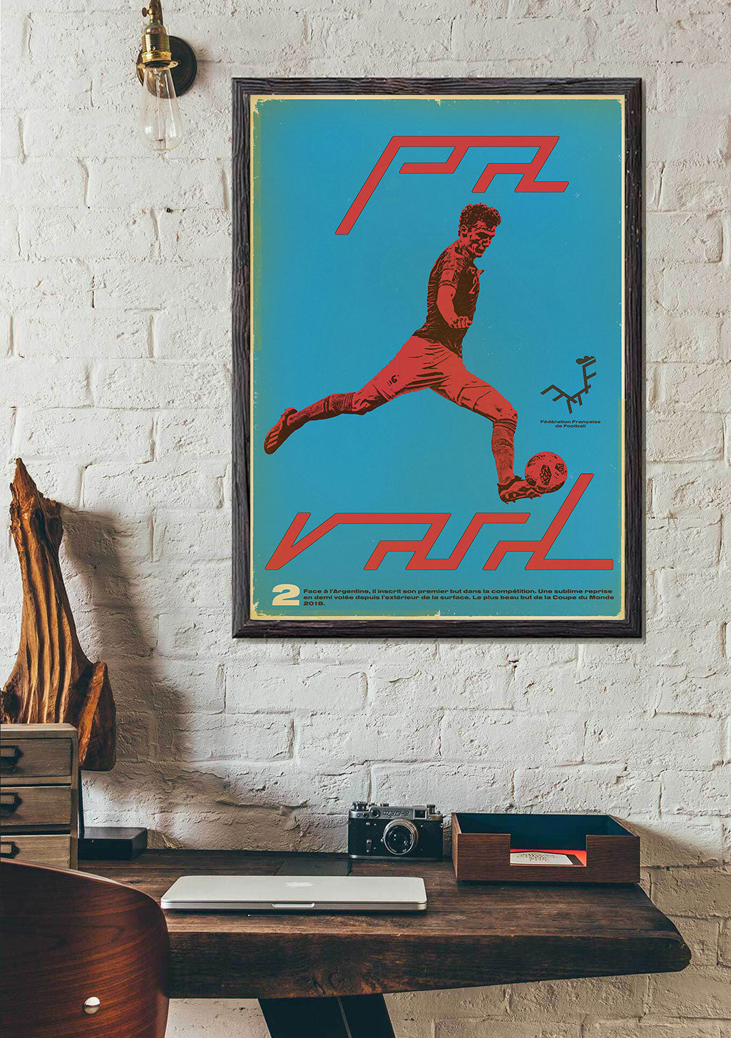 Poster de football, joueur, ballon, texte rouge, fond bleu