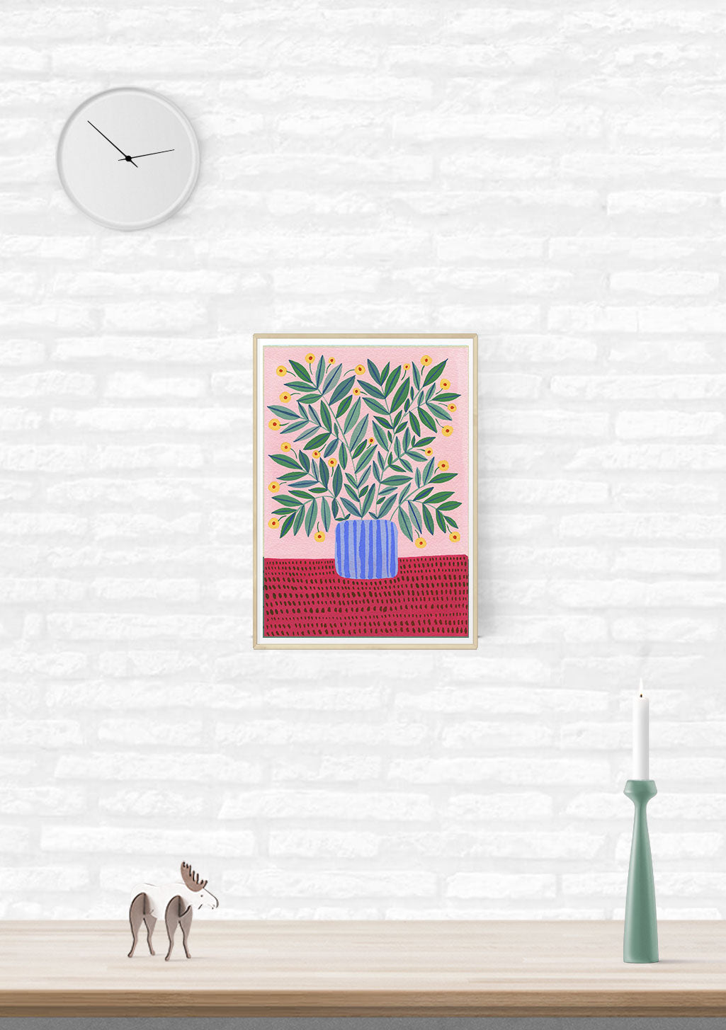 Fleur dans un vase stylisé, feuilles vertes, fleurs jaunes, fond rouge et bleu