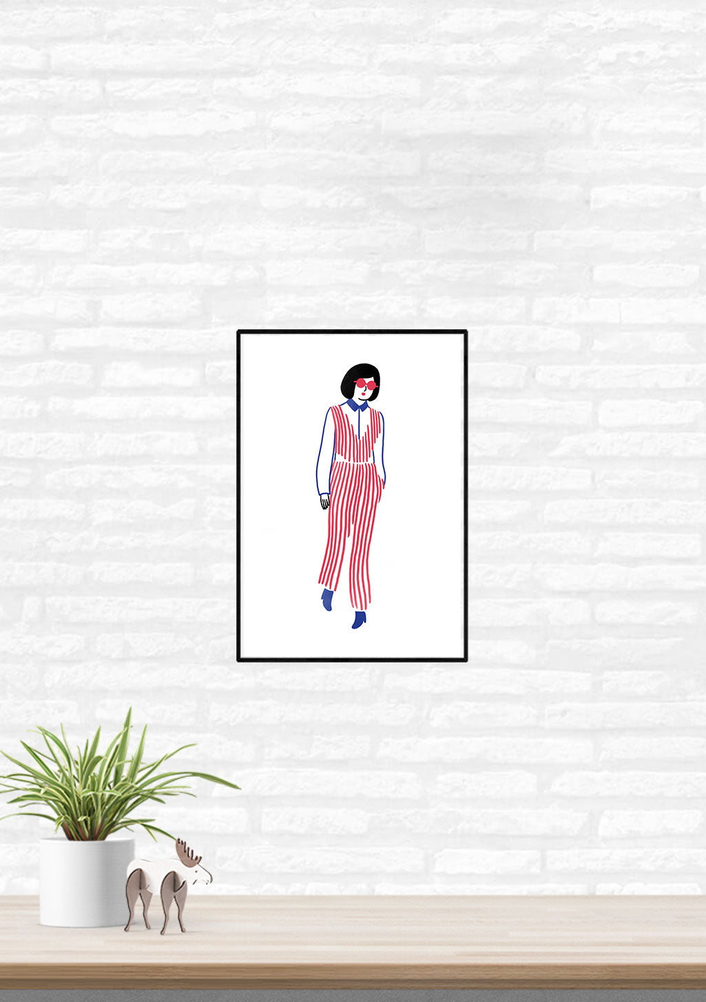 Femme en combinaison rayée rouge et blanche