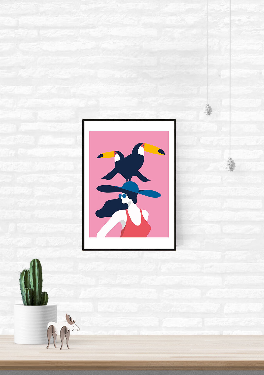 Oiseau coloré, femme stylisée, fond rose
