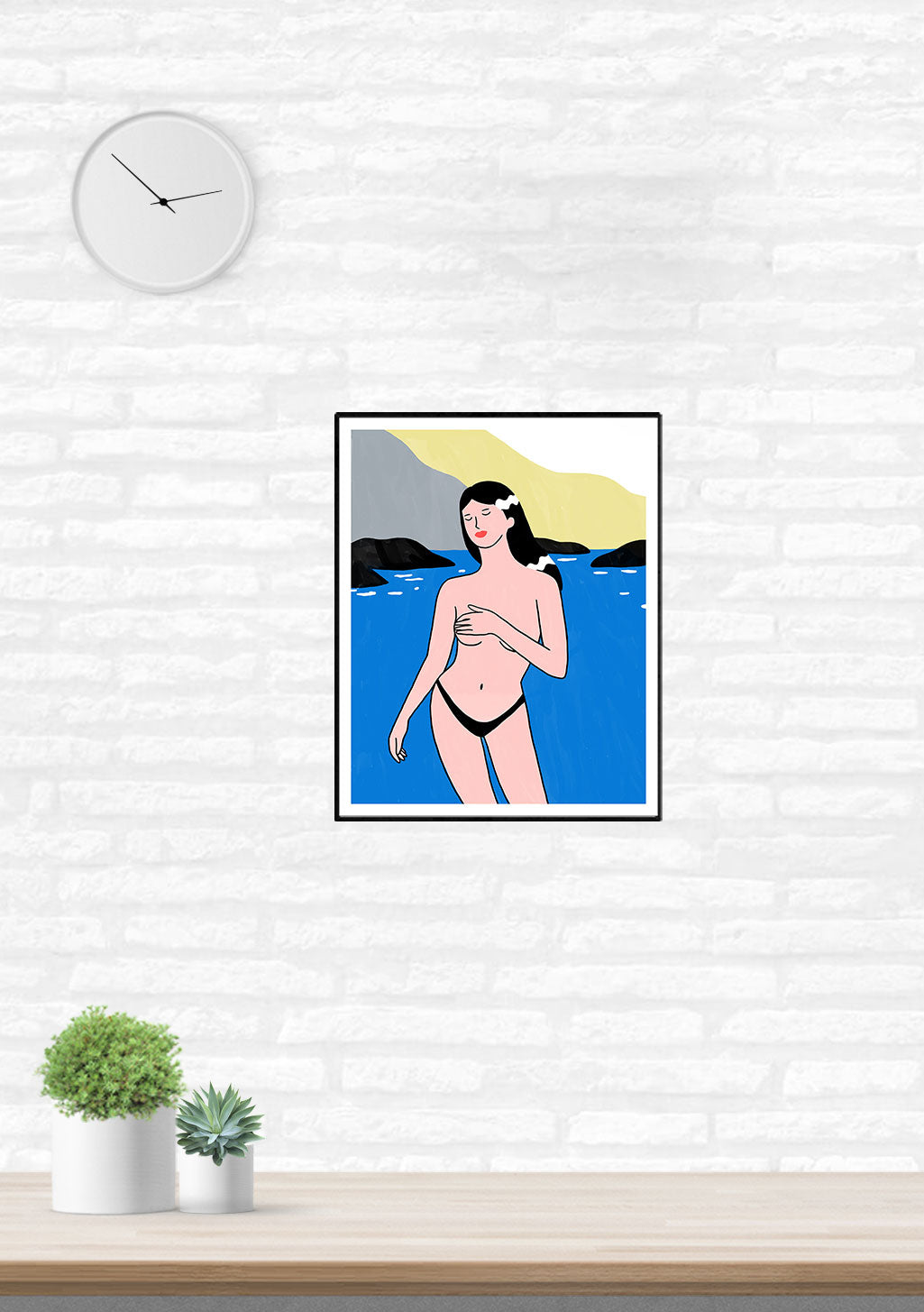 Femme en maillot de bain dans l'eau