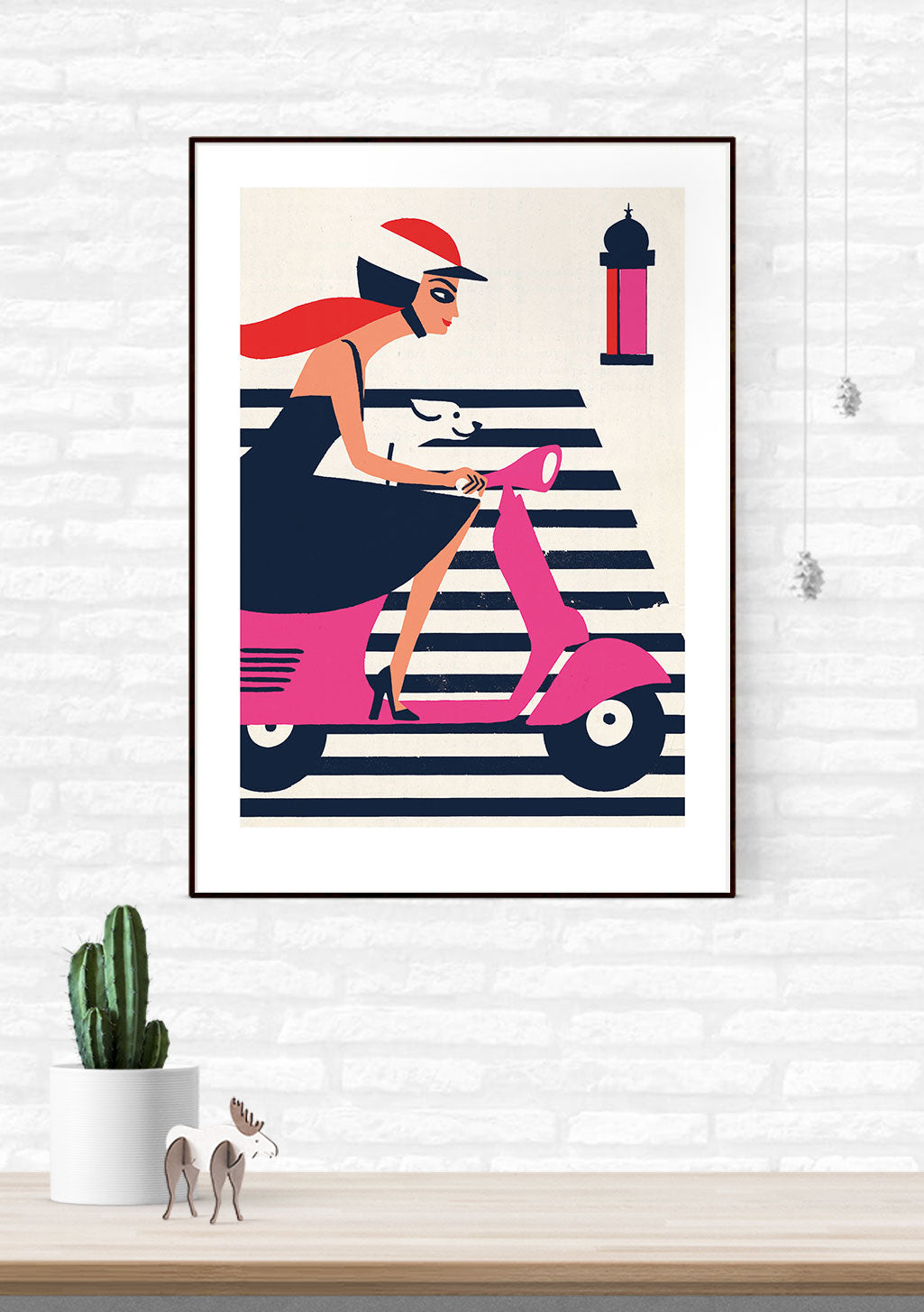 Femme sur scooter rose, mur rayé, lampe, mur de briques blanches